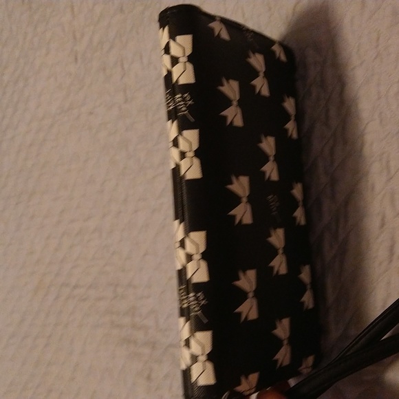 NWOT Betsey Johnson White Bow Black Background. Hot Pink Inside. - Picture 5 of 13